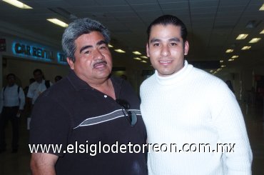25022008
Edgar Moreno viajó a México y lo despidió Javier Moreno.