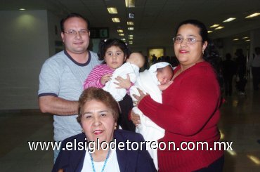 25022008
Hilda Estela Torres viajó a México y la despidieron Eira Gutiérrez, Cristian Santibáñez, y las niñAs Eira y Luz Estela Santibáñez.