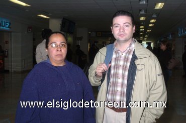 26022008
Andrea Hernández arribó de México y fue recibida por Jorge Humphrey.