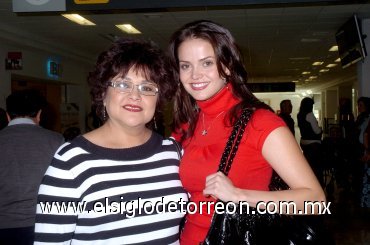 26022008
Marisol González regresó a la capital del país, acudió a despedirla su mamá Bertha Casas.