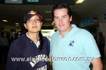 27022008
Alejandra Santos y Gonzalo Ochoa llegaron a Torreón procedentes de la Ciudad de México.