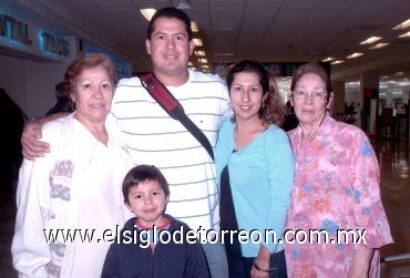 27022008
Alejandro Ríos viajó a Culiacán y lo despidieron Ángeles de Ríos, Martha Aldama, Ángeles Ríos y Alexis Villegas.