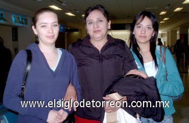 28022008
Diana Zamarripa viajó a México y la despidieron Josefina Esparza y Daniela Zamarripa.