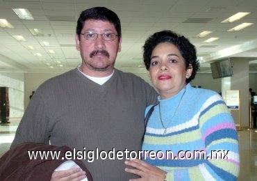 29022008
Jesús González viajó a Tijuana y lo despidió Martha de González.