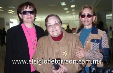 29022008
María Dolores Ávila viajó a Los Ángeles y la despidieron Irma y Lety Bocanegra.