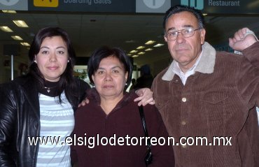 29022008
Perla Chávez viajó a Texas y la despiden Raúl y Luisa Chávez.