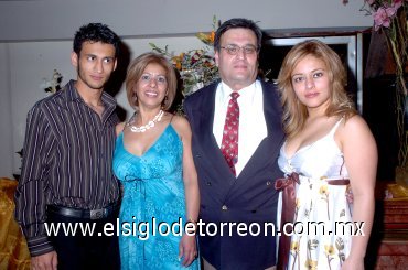 20022008
Martha acompañada de su familia Efrén Torres, Efrén y Ana Paulina Torres.