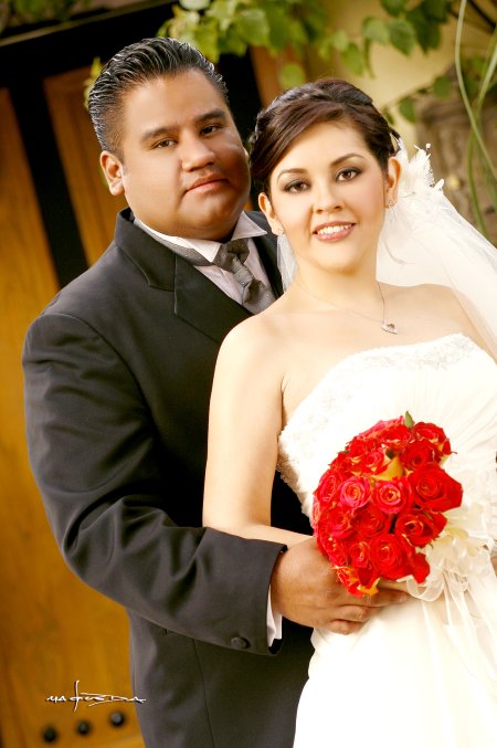 Sr. Rodrigo Pérez Díaz y Srita. Miriam Paredes López unieron sus vidas en sagrado matrimonio en la parroquia de San Pedro Apóstol el pasado sábado dos de febrero de 2008. Estudio Carlos Maqueda