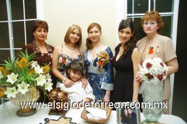 24022008
GabrielaAguilera Valdez organizó una alegre fiesta pre nupcial para Adriana Mora, las acompañanGabrielayDanielaMoraAguilera,JulietaHernándezdeHoyosyJulietaGuadalupeUlloadeHernández.