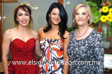 25022008
Adrianna con las organizadoras de su fiesta, Cristina Jiménez de Reza y Angélica Cabelaris.