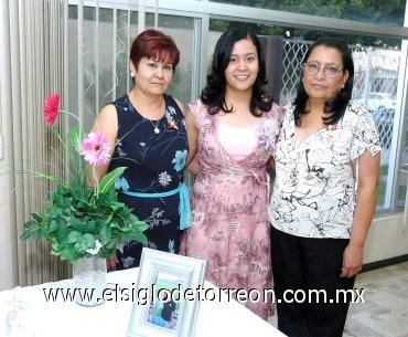 28022008
Rocío Acosta Varela acompañada por su mamá Ofelia Varela Zúñiga y su futura suegra Conchis Tagle Fraire.
