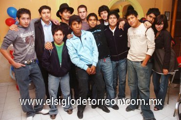 03022008
Abelardo Rodríguez Ulloa cumplió 16 años acompañado de un numeroso grupo de amigos.