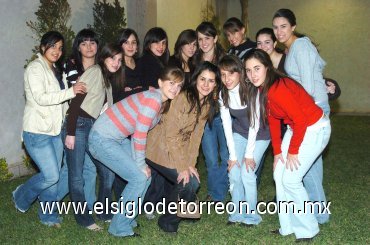 03022008
Ana Cecy acompañada de sus amigas Gaby, Valeria, Daniela, Estefanía, Marlene, Mariana, Elva, Naty, María, Nonis, Daniela, Rosy y Lety.