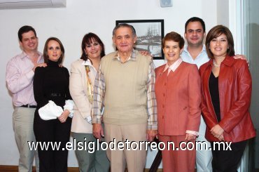 03022008
Señor Ignacio acompañado de su esposa Menchy y sus hijos Miguel Ángel, Mari Pily, Paty, Eduardo y Laura.