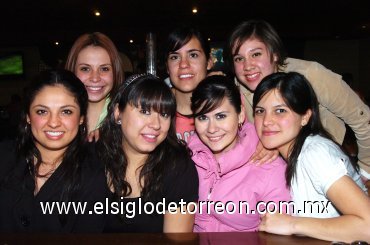 10022008
Toby Zorrilla, Fabiola Padilla, Carla Tovar, Mayra Castillo, Magda Torres, Rosy Medina y Maryfer Pastrana, festejando un cumpleaños.