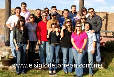 11022008
El festejado junto a su esposa Ceci y un grupo de asistentes a su fiesta de cumpleaños.