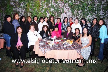 17022008
La cumpleañera Ana María Valdés acompañada por algunas de las asistentes a su festejo.