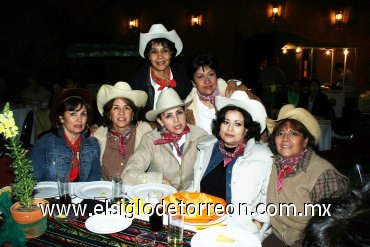 17022008
Rosantina Echávarri, Ella Izaguirre, Alicia Valle, Irma Pérez, Anabel Aragón, Cecilia Corrales y Mayela Ramírez, amigas de la infancia de la festejada, Alicia Samper Stephano.