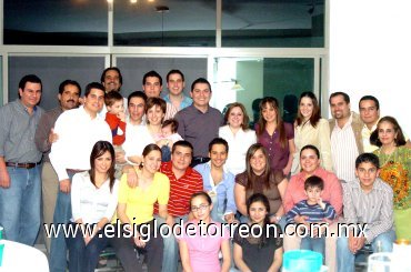 18022008
María Fernanda del Bosque Cravioto y Carlos Alberto González con Ale, Marisú, Mariel, Alejandro, Mauricio, Fer, José, Susana, Jorge, Selene, Leo, Ana, Édgar, Samuel, Home, Ana, Arantza, Lorenzo, ÉdgarJr y María