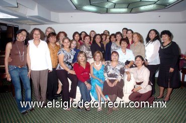 20022008
Martha Hernández, con sus compañeras de trabajo que la felicitaron por su jubilación.