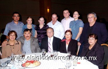 21022008
El festejado junto a su esposa Blanca de González y de sus hijos Arturo, Gaby de González, Gustavo, Adriana, Ernesto y Maribel, así como de Elpidio y Elsa de González, Jesús y Rosa Villasana