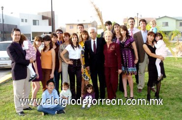 22022008
Aureliano Martínez e Irma de Martínez con sus hijos, nietos y bisnietos, organizadores de su festejo de Bodas de Oro.