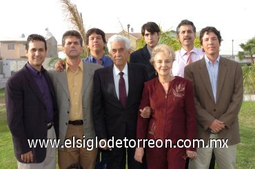 22022008
Los novios, en la compañía de sus hijos Aureliano, Javier, Jorge, Carlos y Fernando y su nieto Aureliano.