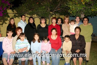 22022008
Silvia Patricia Garay de Cano recibió fiesta de canastilla organizada por Rosa Ma. Contreras de Garay, la acompañan también un grupo de amistades y familiares.