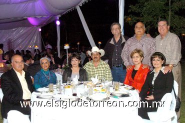 23022008
Martín y Lourdes Macías, Juan y Martha Armendáriz, Antonio y Lily Marrufo, Luis y Eulalia Armendáriz y Calelo González, en una fiesta.