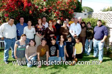 24022008
Hijos, hijos políticos y nietos, acompañaron a los festejados en su 50 aniversario.