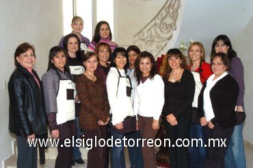 24022008
Karla, Kanne, Sandra, Dimna, Enriqueta, Rosy, Laura, Cecilia, Lilia, Renatta, Magaly, Rocío, Lety, Carmen y Ángeles integran un club de jardinería.