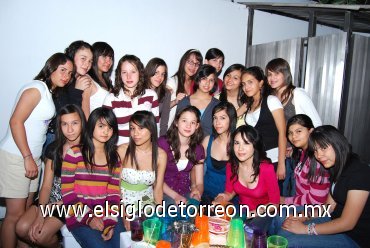 26022008
Con motivo de su décimoquinto aniversario de vida, Ana Carmen Cárdenas López disfrutó de una alegre fiesta donde la acompañaron sus amigos del Tec de Monterrey.