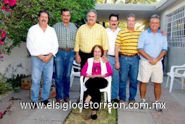 27022008
Margarita Villarreal de Alarcón acompañada por sus hijos Alfredo, Héctor, Alberto, Carlos, Eduardo y Ricardo Alarcón Villarreal, en reciente festejo de cumpleaños.