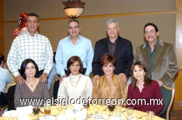 29022008
En compañía de amigos y parejas, así celebraron Jorge y Lourdes Cepeda, Leopoldo y Olivia Sotoluján, Félix y Blanca Giacomán, Alonso y Maty Campa, el Día de San Valentín.