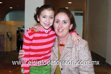 03012008
Lucía Guerrero y Dora Rivera disfrutaron de una obra infantil en el Teatro Nazas.