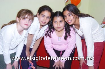 03022008
Ana Cris Valles, María Rosa Corcuera y Marcela Cantú en compañía de la festejada.