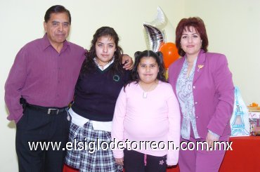 03022008
Berenice en la compañía de sus padres Adolfo Martínez Borjas y Gabriela Elizondo de Martínez y su hermana Gaby.