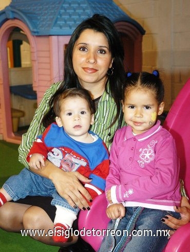 03022008
Berenice Valenzuela con sus hijos Rolando y María Isabela Orozco Valenzuela.