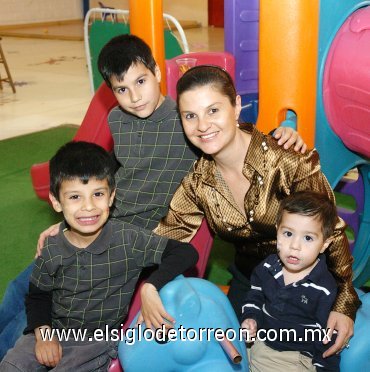 03022008
Charmaine de Meza con sus hijos José Luis, Alejandro y Bruno.