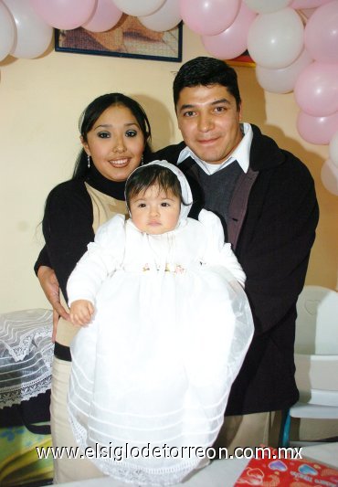 03022008
La pequeña Ana Rebeca Hernández Ruiz junto a sus papás Carlos Hernández y Angélica Ruiz.