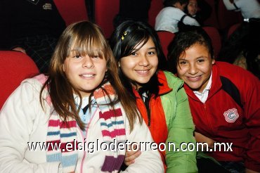 03022008
Lupita Ibarra, Brenda Acevedo y Odeth Thomas.