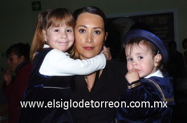 03022008
María Pérez y las niñas Renata e Isabela Serivan.
