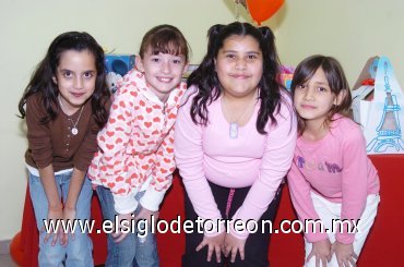 03022008
Marian Zarzar, Daniela Corona y Elena Sicairos asistieron a la fiesta de Berenice Martínez.