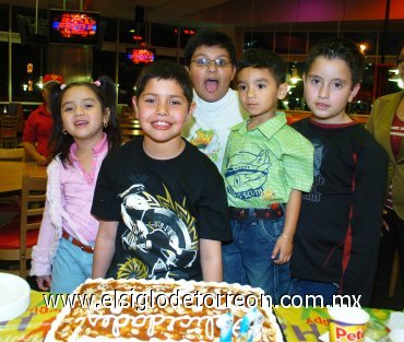 03022008
Miguel Ángel con sus amigos Melisa, Brandom, Adrián y Chuy.