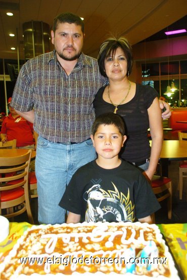 03022008
Miguel en la compañía de sus papás Alejandro Ramos Madrigel y Paty Salazar de Ramos.