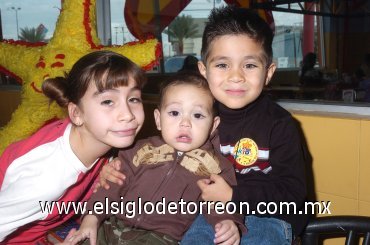 03022008
srael Tulio cumplió cuatro años, lo acompañan Isaac y Lupita Morato.