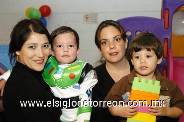 03022008
Yara Viesca, Julika Mejía, Leonardo Rubio y Emiliano Le Blanc.