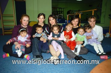 10022008
Brenda y Carlota; Usua y Carlitos; María Elena y Maryfer; Iasone y Lourdes y Mayalen; Roberta y Virginia.
