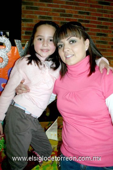 10022008
Deby y su mamá Claudia Serna de Medrano.