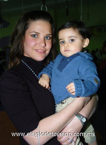 10022008
Gabriela del Bosque de Barrios y su pequeño Rogelio.